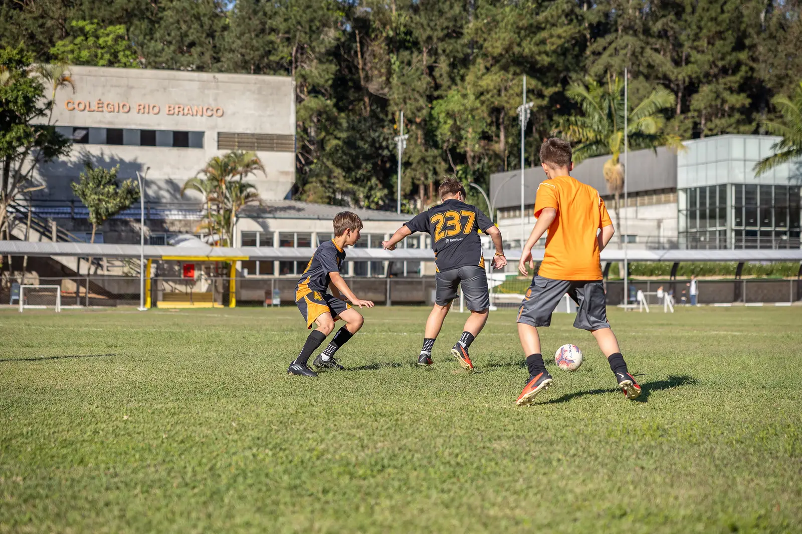 Unidade Granja Vianna: alunos jogando futebol no campo