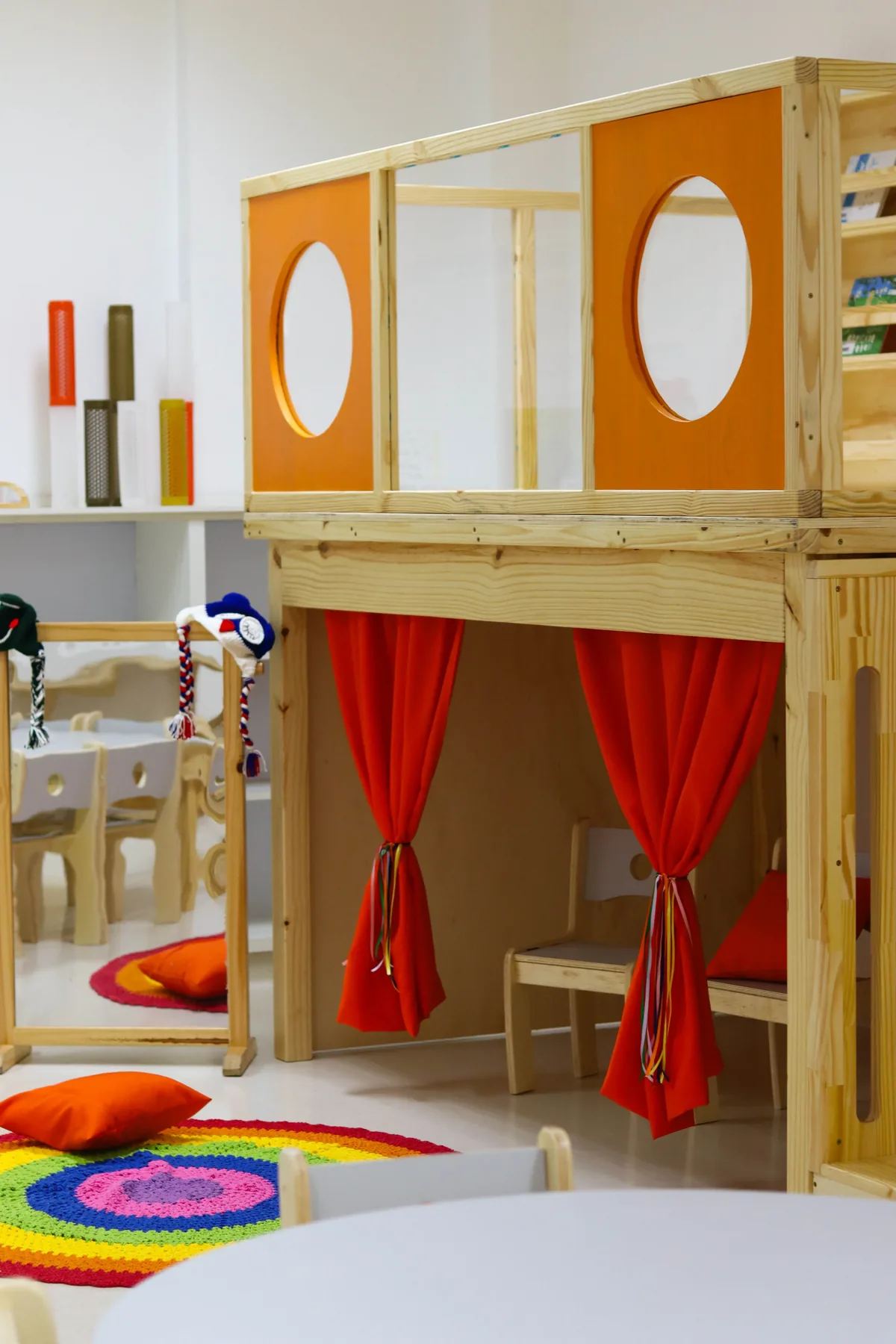 Cabana de madeira com cortinas coloridas em espaço de atividades da unidade Higienópolis