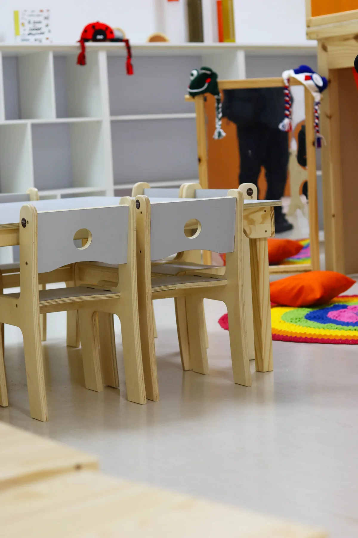 Mesas de estudo com cadeiras organizadas na unidade Higienópolis