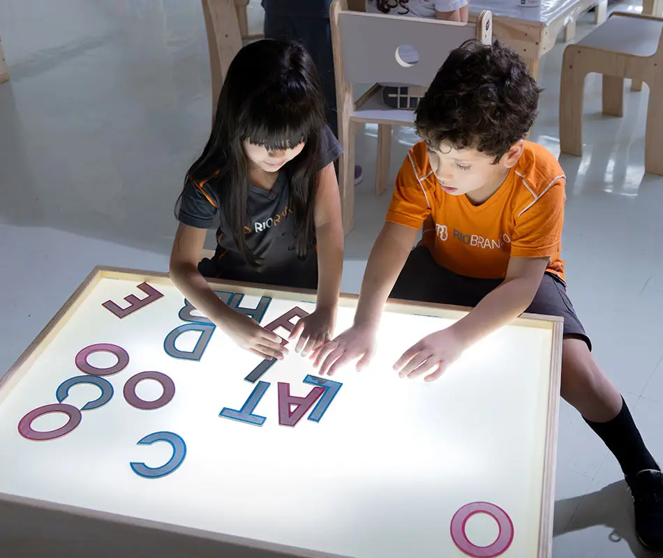 Alunos investigando e aprendendo juntos em sala de aula