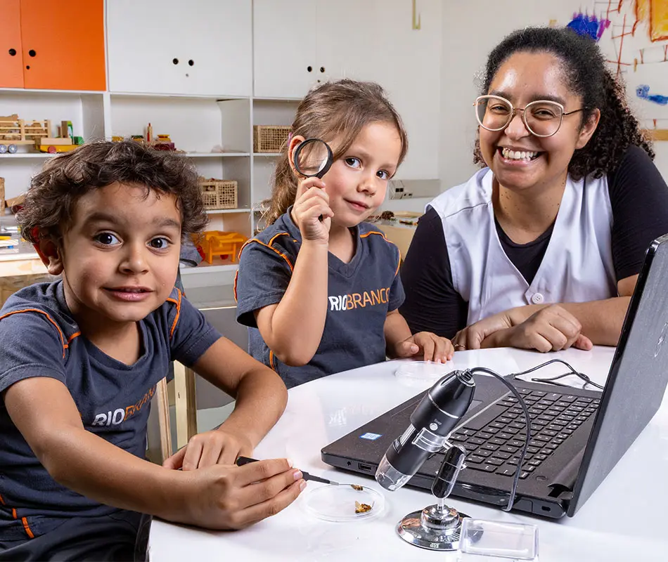 Alunos em trabalho investigativo e colaborativo