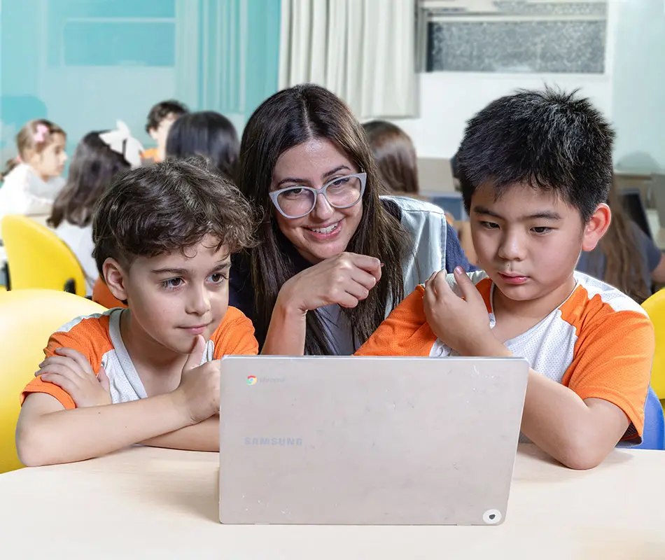 Professor mediando trabalho de alunos