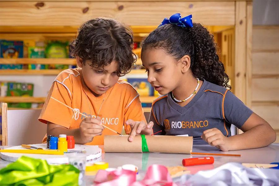 Alunos em projeto que estimula a criatividade e autonomia